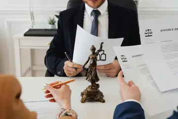 Ilustracja do wpisu 'Jaka aplikacja po studiach prawniczych? Wybierz ścieżkę, która realnie zaprocentuje'