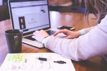 Ilustracja do wpisu 'Studia online – dlaczego warto studiować zdalnie? Odpowiadamy!'
